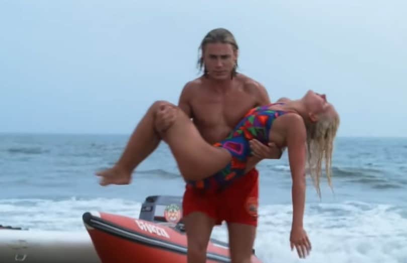Baywatch levenslessen redding vrouw strand gevaarlijk