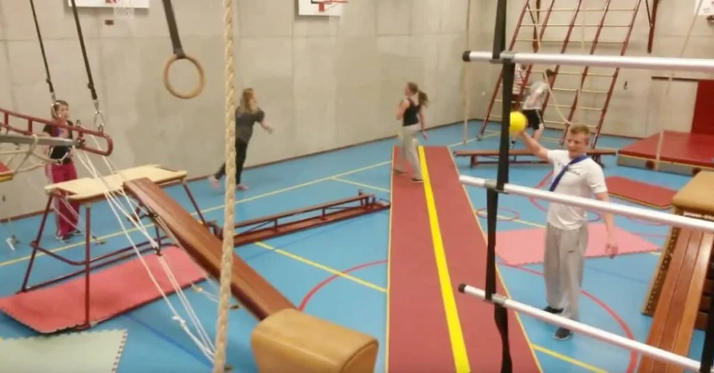Apenkooien gym school vroeger typische basisschool dingen momenten