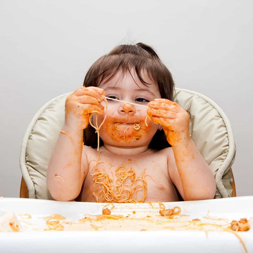 Kind eten spaghetti knoeien gekke kinderen