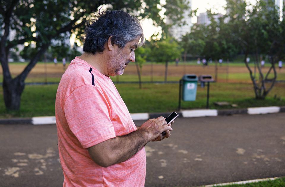 Oude man telefoon