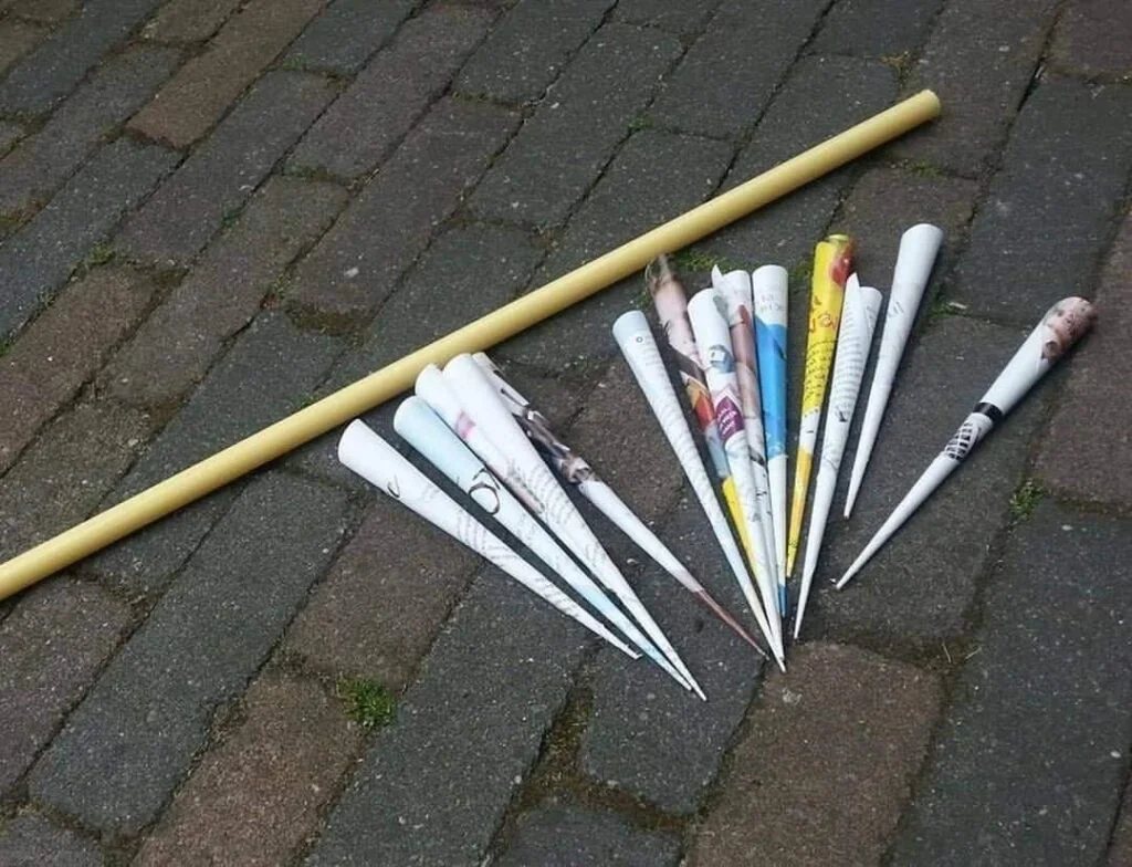 Pijltjes schieten pvc buis vroeger school papier kwajongens streken kattenkwaad