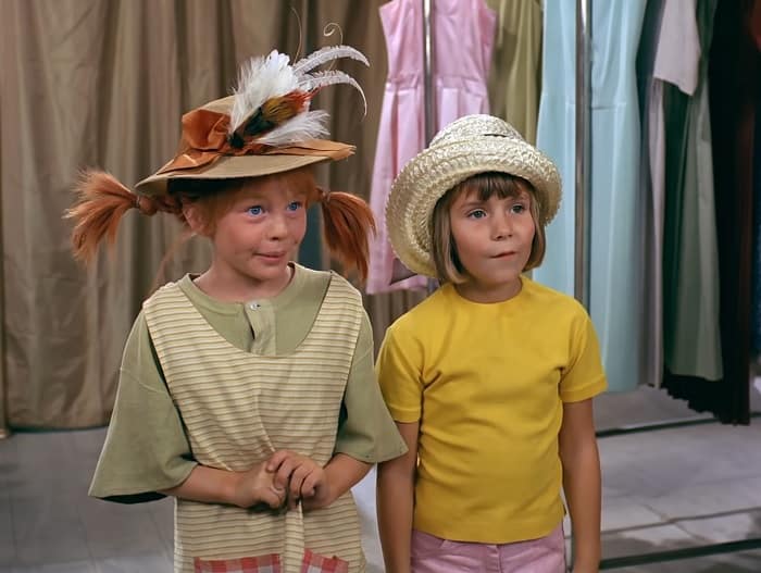 Pippi Langkous en Anika met hoeden op.
