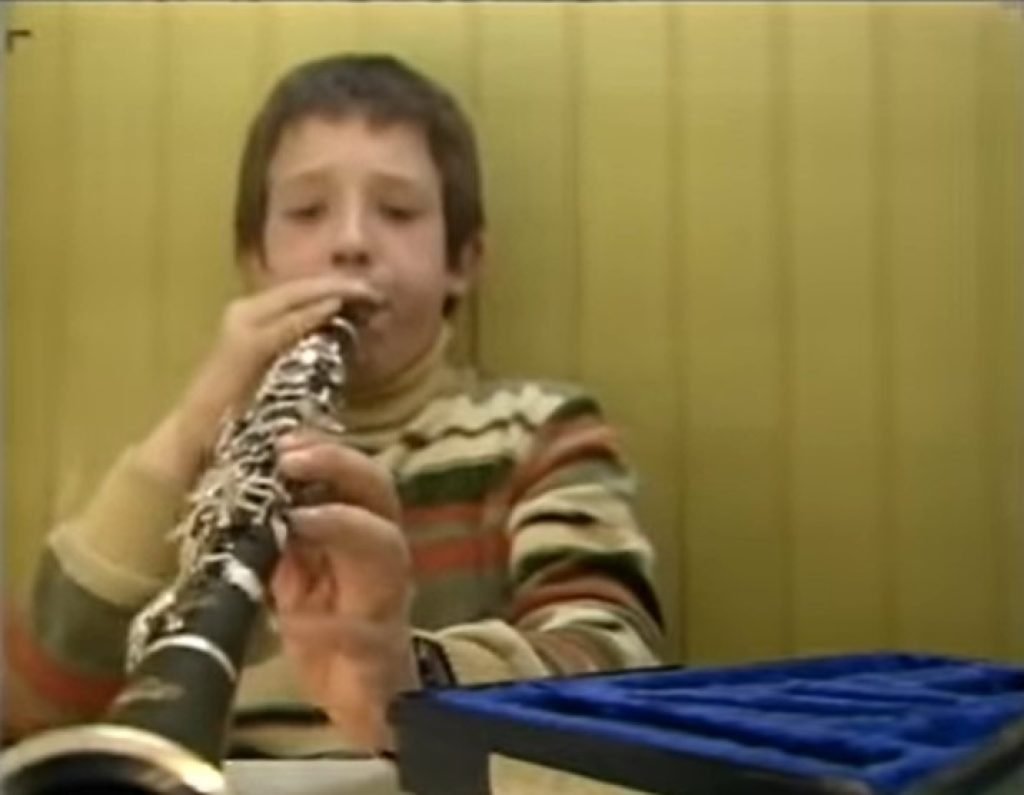 jongetje klarinet achterwerk in de kast