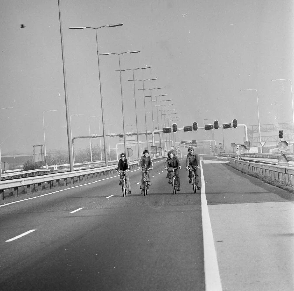 Autorijden toen en nu: 12 grote verschillen Autoloze zondag fietsen op de snelweg