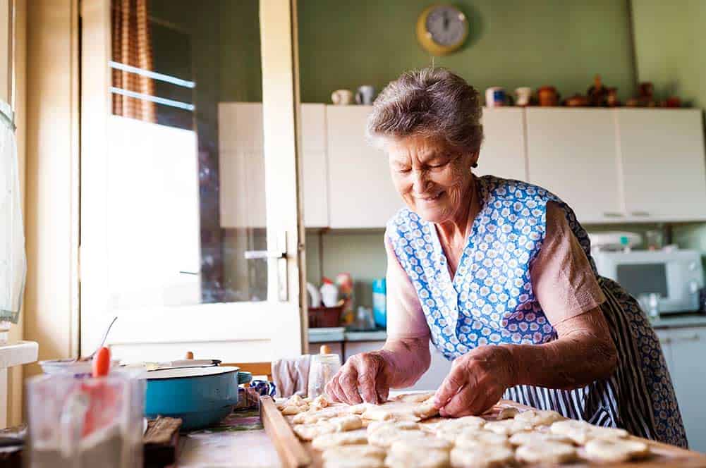 Op bezoek bij oma en opa koekjes bakken