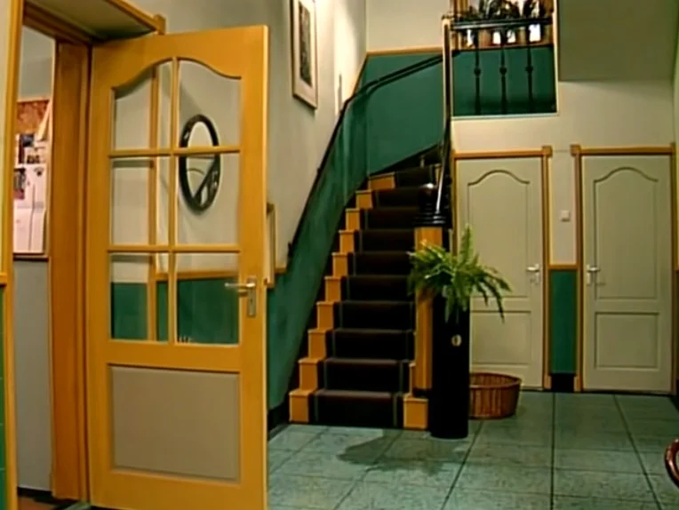 Het huis van Oppassen stond te koop (en is niet goedkoop) Huis oppassen hal serie