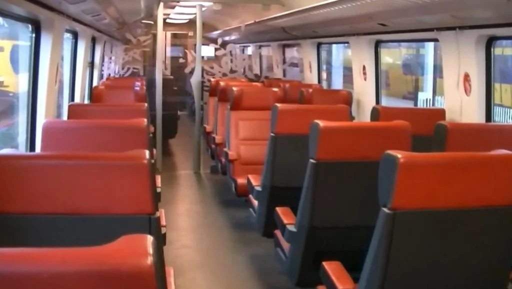 13 redenen waarom reizen met openbaar vervoer vroeger leuker was! Interieur trein intercity openbaar vervoer vroeger
