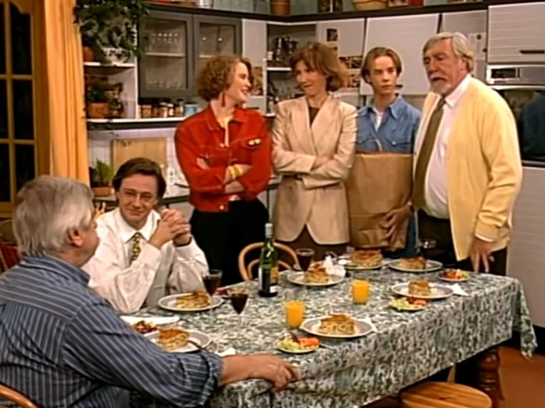 Het huis van Oppassen stond te koop (en is niet goedkoop) Oppassen eetkamer keuken tafel familie