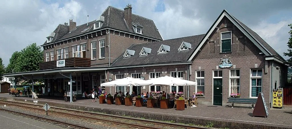 13 redenen waarom reizen met openbaar vervoer vroeger leuker was! Station Simpelveld terras