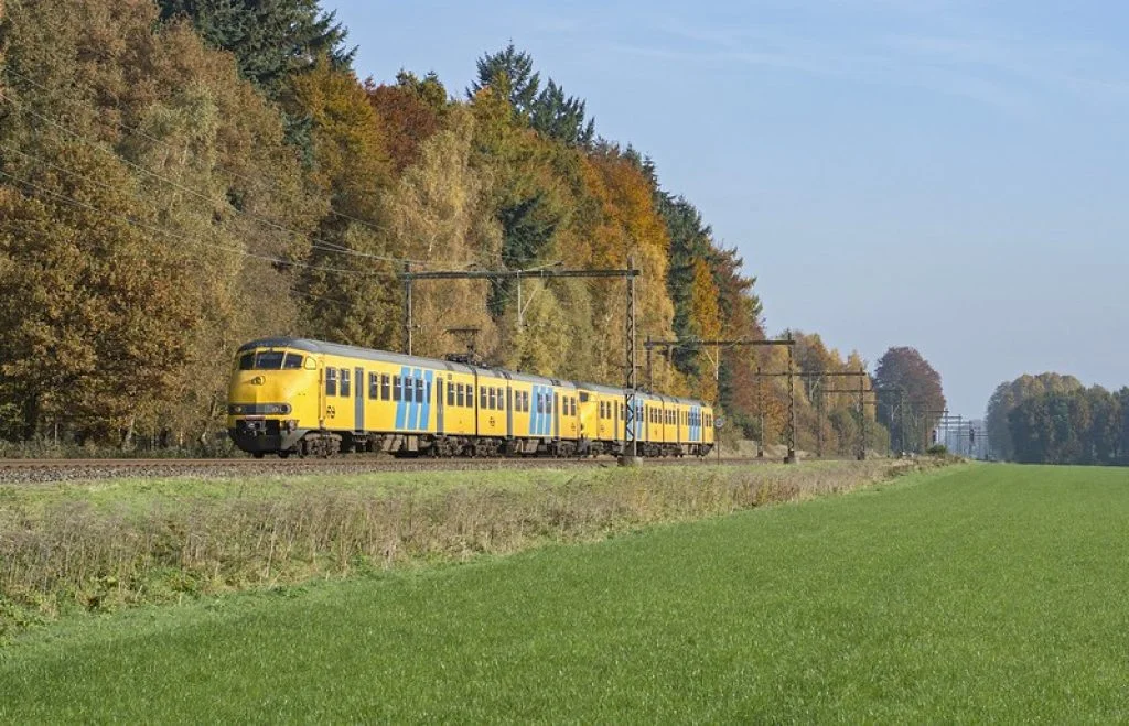13 redenen waarom reizen met openbaar vervoer vroeger leuker was! Trein landschap apekop openbaar vervoer vroeger