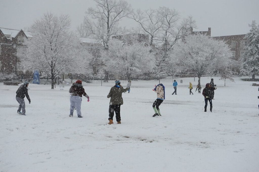 sneeuwballen gevecht strenge winters