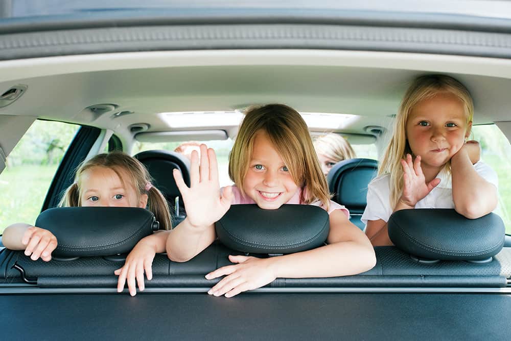 Kinderen auto achterbank autovakantie