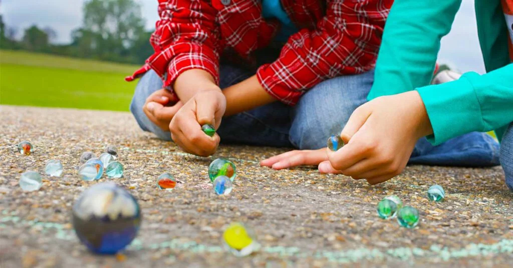 15 dingen die je vroeger op je vrije woensdagmiddag deed Knikkeren buitenspelen vroeger