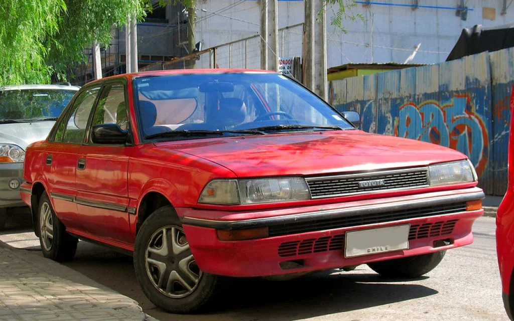 12 geweldige auto's van vroeger die je als kind zag rijden Toyota Corolla auto's van vroeger