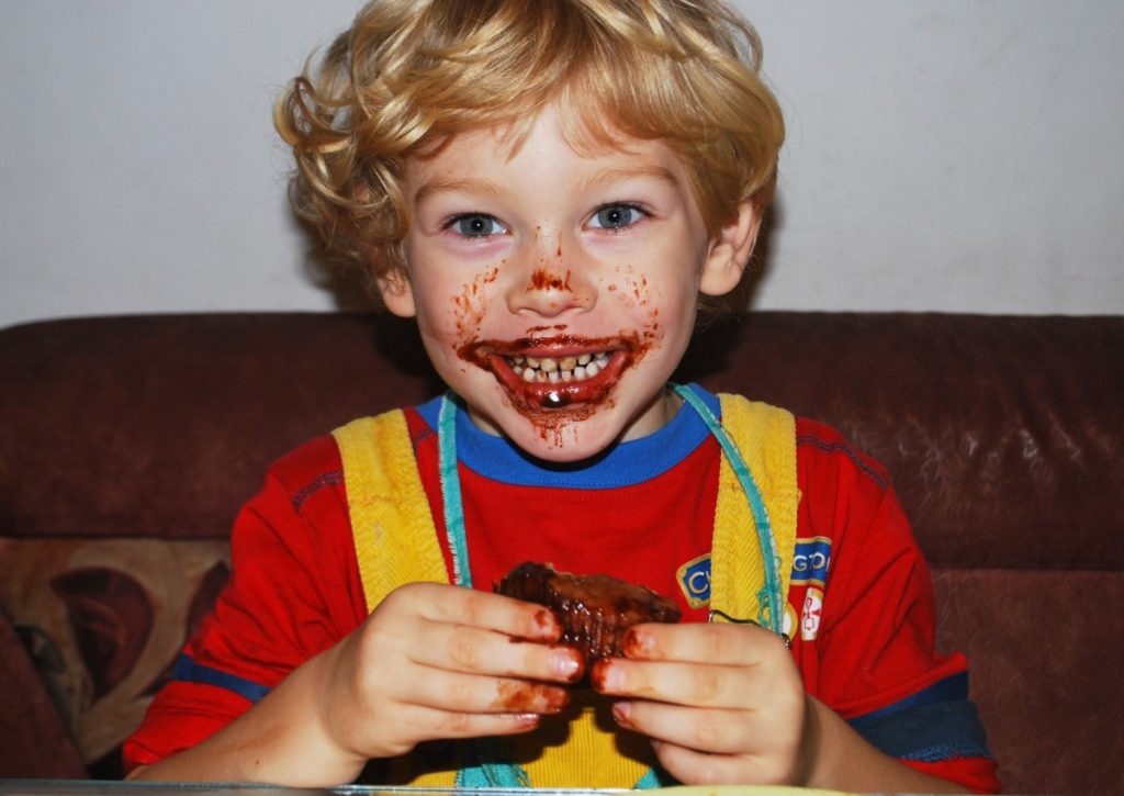 Jongen eten chocolade vieze dingen vieze bezigheden gewoontes