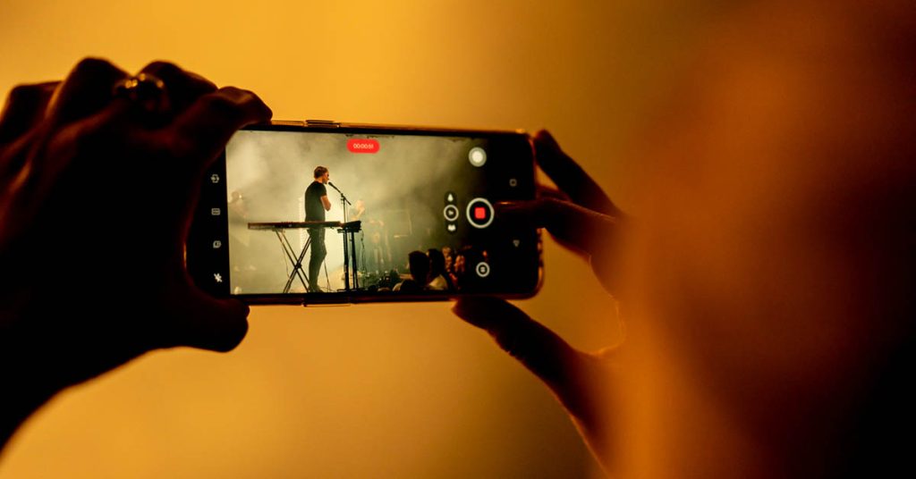Filmen met smartphone bij concert