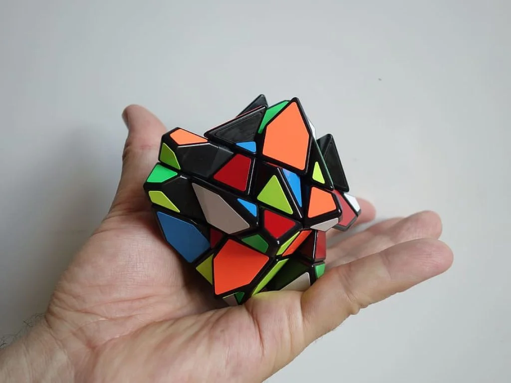 Rubik's Cube: ken jij deze 11 geheimen en variaties nog? Rubik's Cube: ken jij deze 11 geheimen en variaties nog?