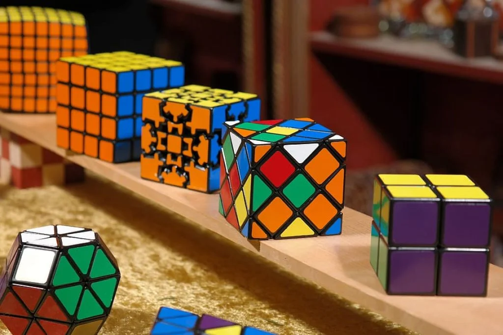 Rubik's Cube: ken jij deze 11 geheimen en variaties nog? Rubik's Cube: ken jij deze 11 geheimen en variaties nog?