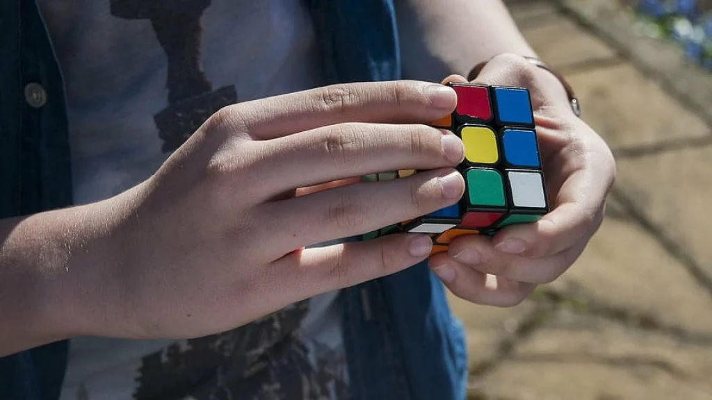 Rubik's Cube: ken jij deze 11 geheimen en variaties nog? Rubik's Cube: ken jij deze 11 geheimen en variaties nog?