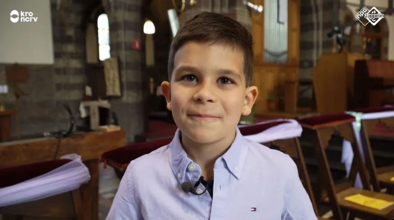 Communie-jongen-kerk-bloes