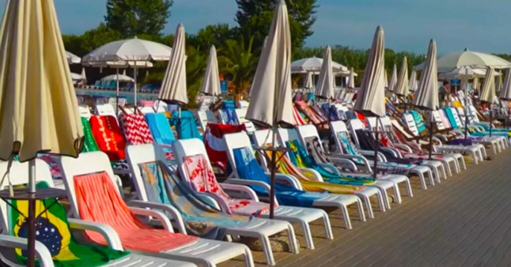 Handdoekje leggen vakantie ligstoel handdoek frustratie